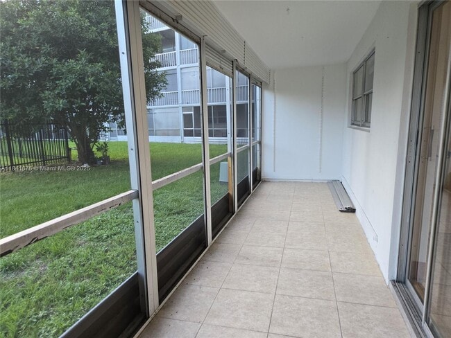 Building Photo - 950 Hillcrest Dr