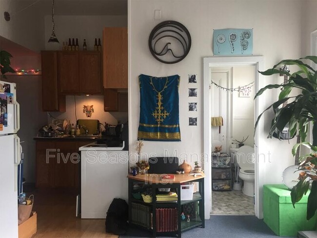 Building Photo - 4 Loomis St