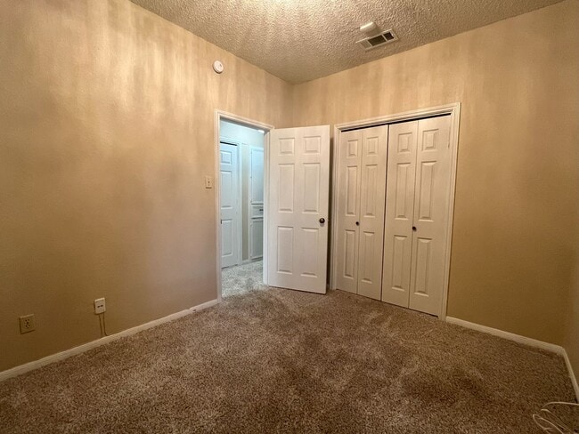 Building Photo - Wonderful 2/2 in Perfect Far West Location