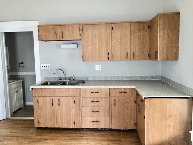 Building Photo - 548 E Pearl St