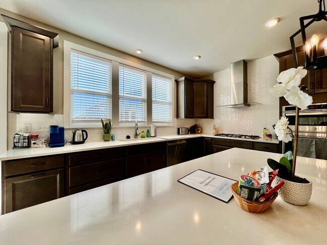 Building Photo - 4 Bedroom, Luxury living in premium locati...