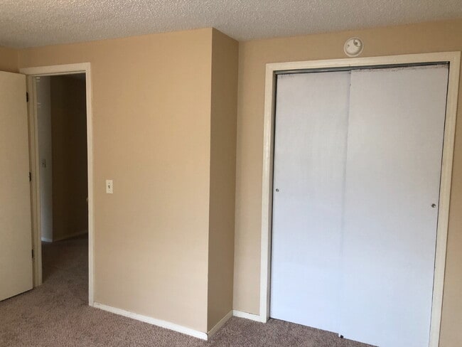Building Photo - 3 Bedroom Duplex in Hollister