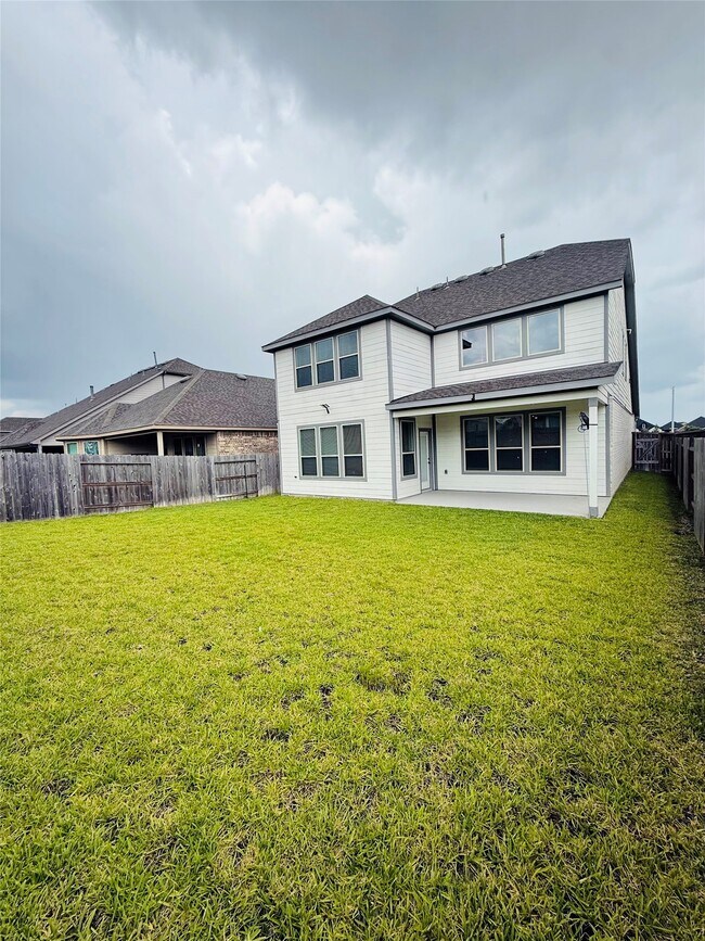 Building Photo - 15826 Dove Holw Dr