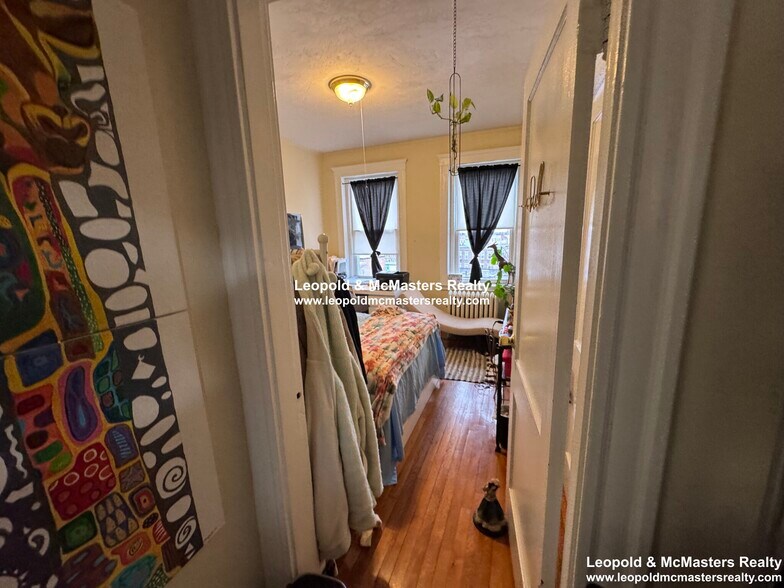 Building Photo - 156 Kelton St