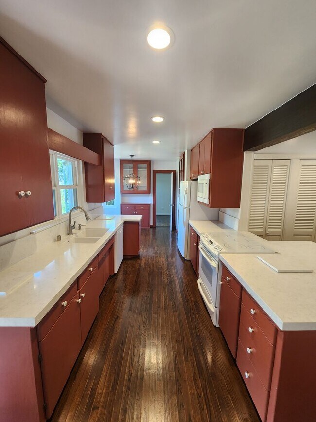 Building Photo - 4950 Rosehedge Dr