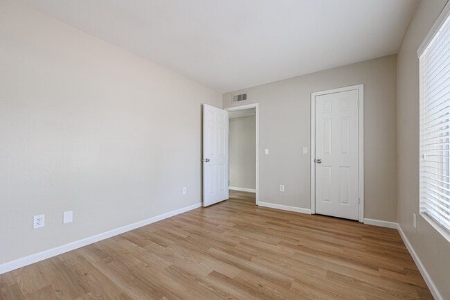 Building Photo - 6519 S Elm St