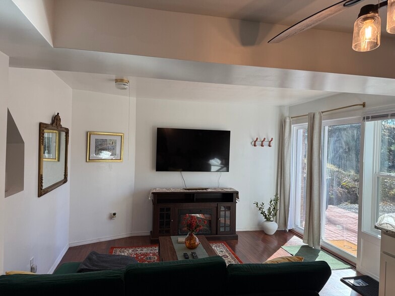 Building Photo - 452 Liberty Landing Dr