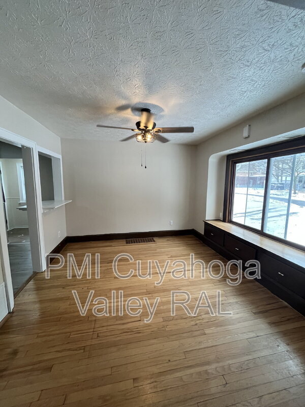 Building Photo - 165 Colony Crescent