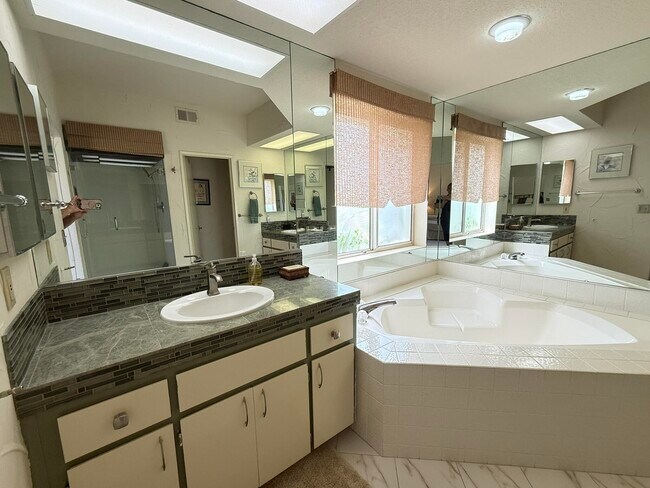 Building Photo - 326 Vista Royale Dr