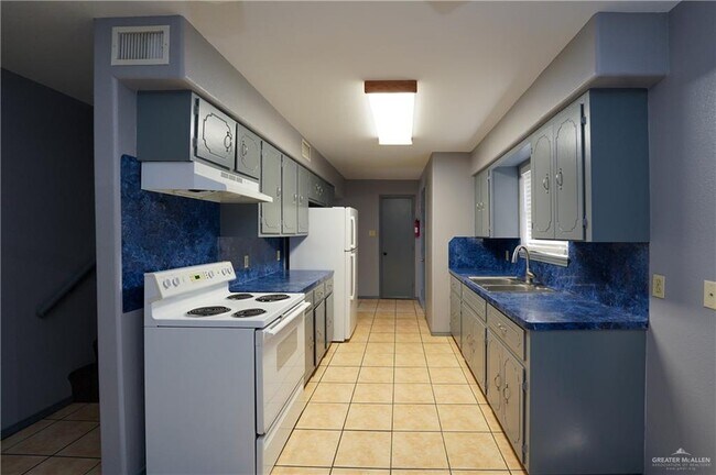 Building Photo - 204 E Gomez Dr