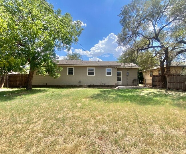 Building Photo - Great 3 bed 1 bath near 50th and slide now...