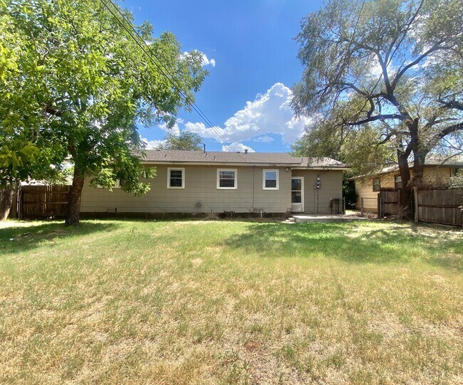 Building Photo - Move in special - second month’s rent is f...