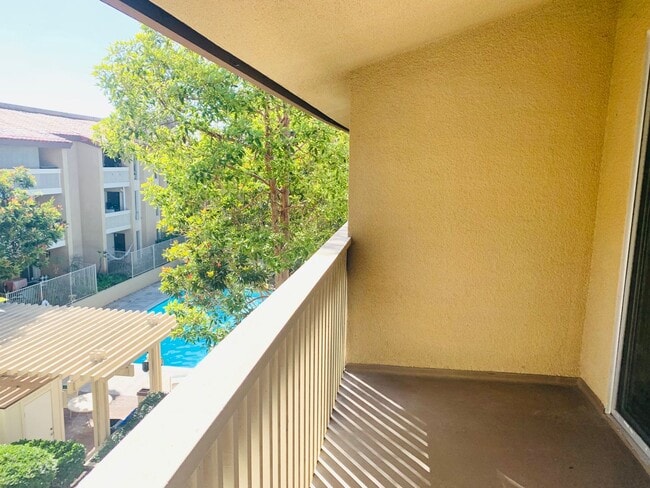 Building Photo - TOP FLOOR 1BD/1BA CONDO AVAILABLE AT THE PLAZA IN PACIFIC BEACH - $2,495/mo