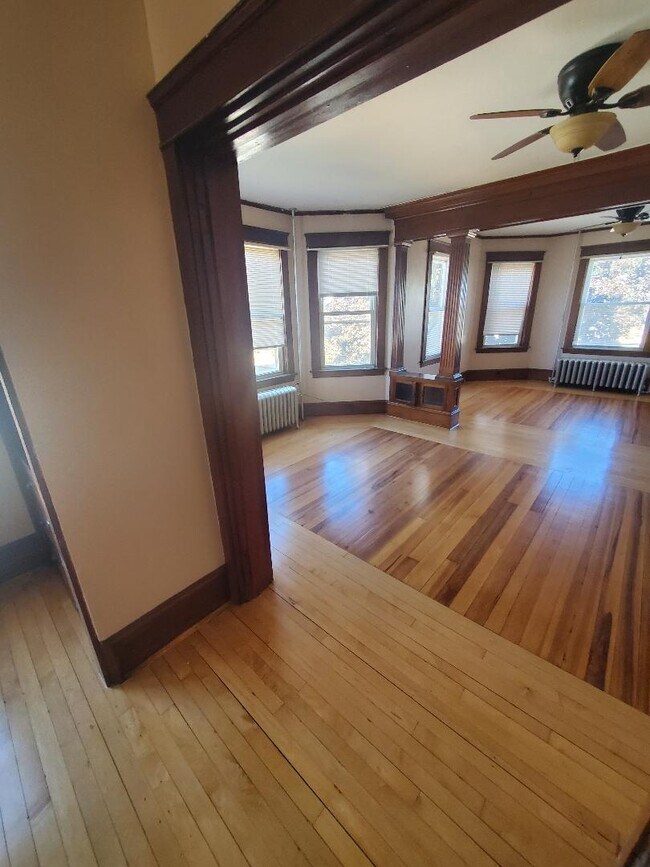 Building Photo - 27 Bond St