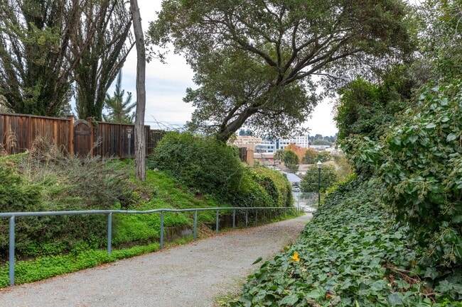 Building Photo - Private, Elegant and Sophisticated Westsid...