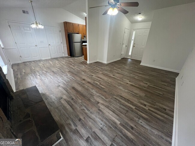 Building Photo - 545 E Country Woods Dr