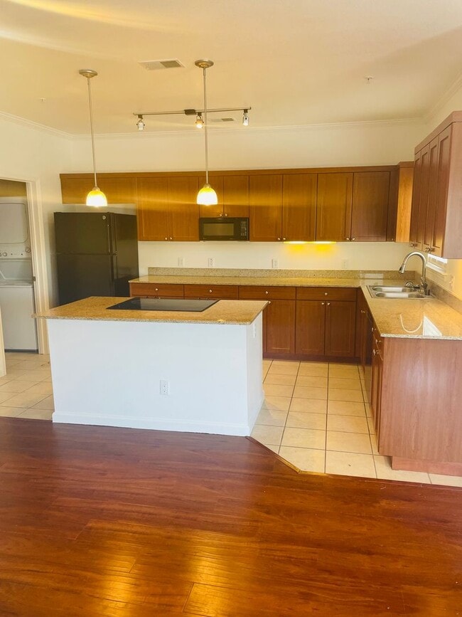 Building Photo - Beautiful North Davis 2bed/2 bath Upstairs...