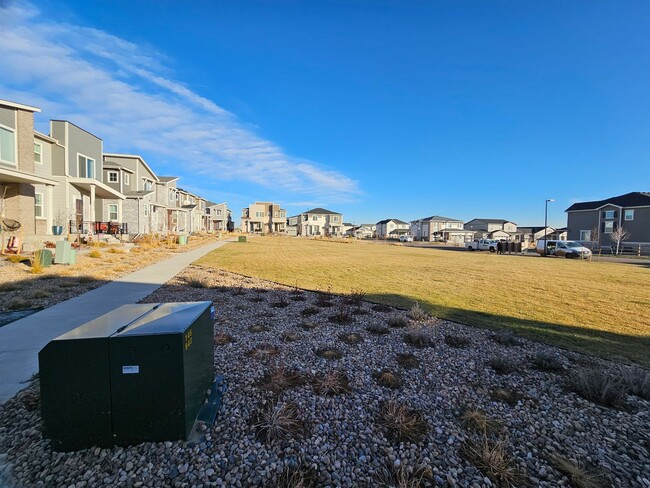 Building Photo - 3 Bed 2.5 Bath Home Ready For Move In.