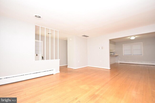 Building Photo - 204 W Locust St