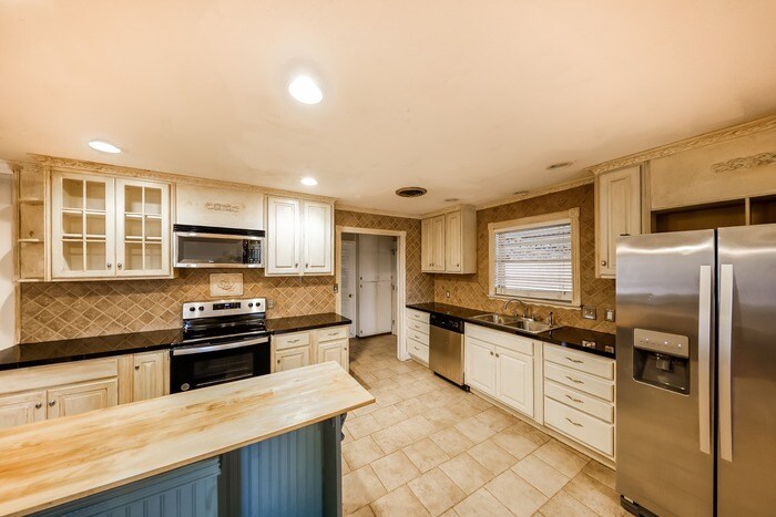 Building Photo - 3938 Johnstown Dr