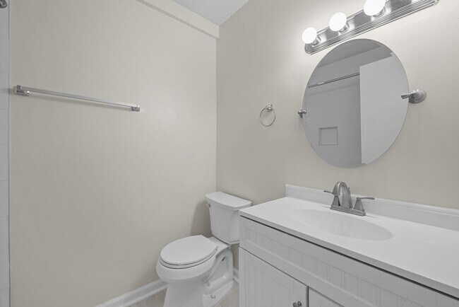 Building Photo - Newly Renovated 2BD/1.5 Bath Condo at Rege...