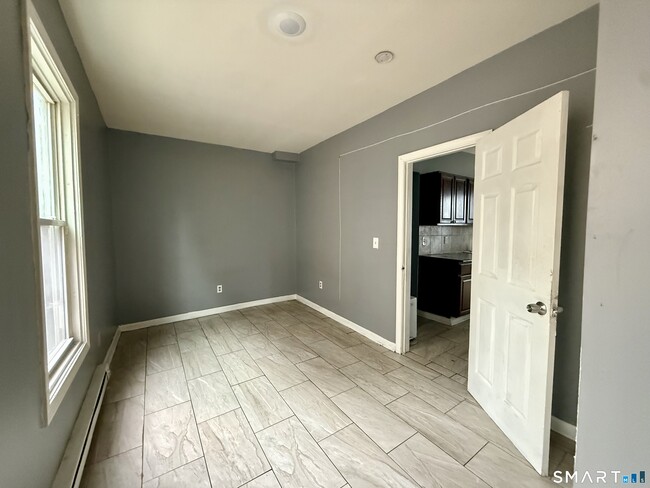 Building Photo - 72 Burton St