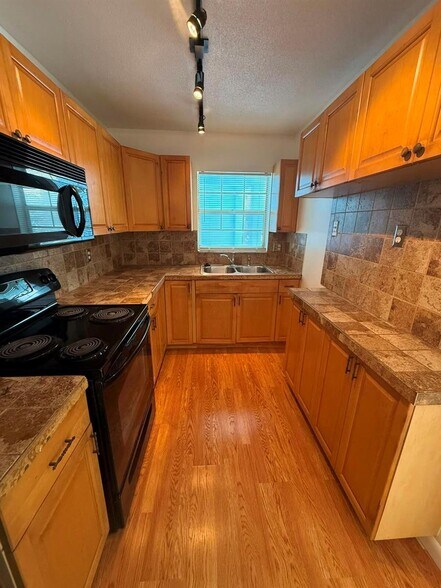 Building Photo - 4951 Wedgewood Way