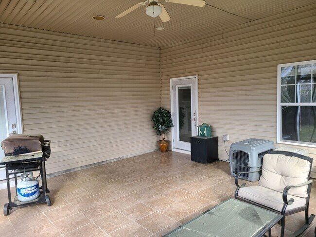 Building Photo - Beautiful unfurnished 3 bedroom, 2.5 bath ...