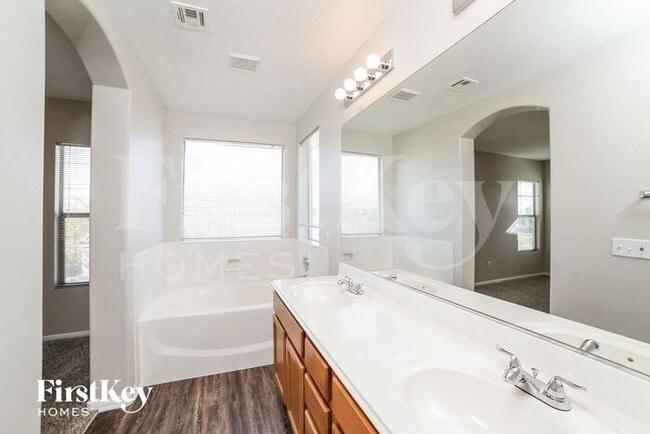 Building Photo - 4715 Rockpine Dr