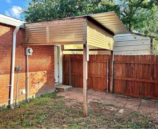 Building Photo - 2315 Loreco St