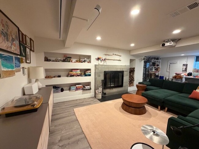 Building Photo - Stylishly Updated 4BR Home in the Heart of Northeast Minneapolis!