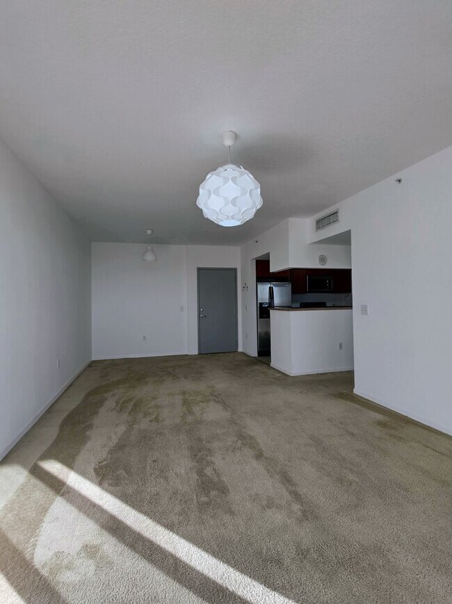 Building Photo - Modern 1BR/1BA Condo with Stainless Steel Appliances – Downtown Miami