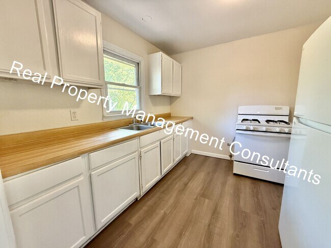 Building Photo - 2-Bedroom Home with Spacious Backyard & Deck
