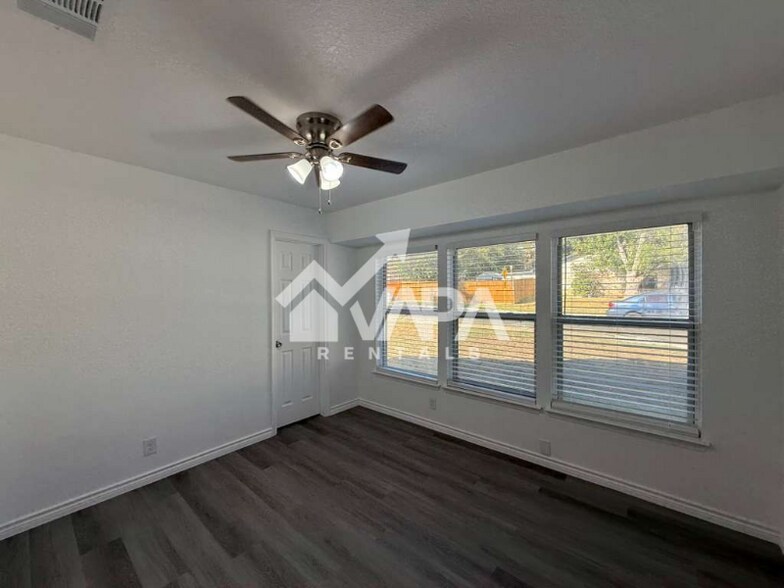 Building Photo - 9747 Fortune Ridge Dr