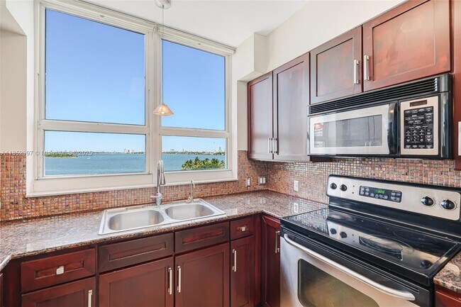 Building Photo - 2000 N Bayshore Dr