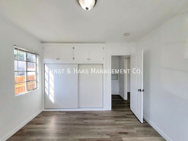 Building Photo - 1027 E 7th St