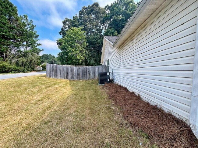 Building Photo - 1680 Racquet Club Cir NW