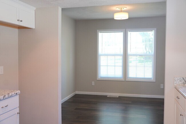 Building Photo - Adorable 3-Bed, 2-Bath Home with 2-Car Garage in Prime Location!