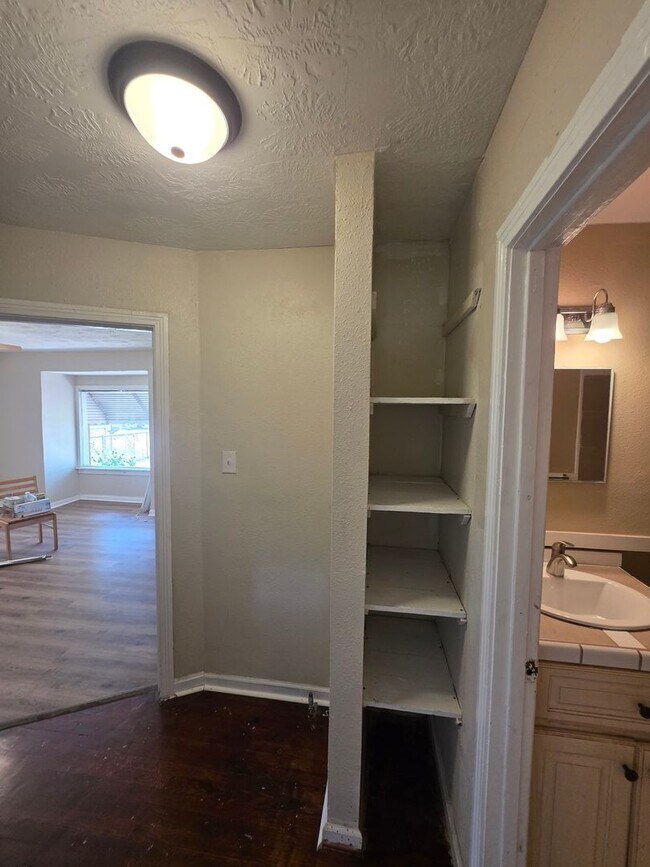 Building Photo - 828 Forsythe St