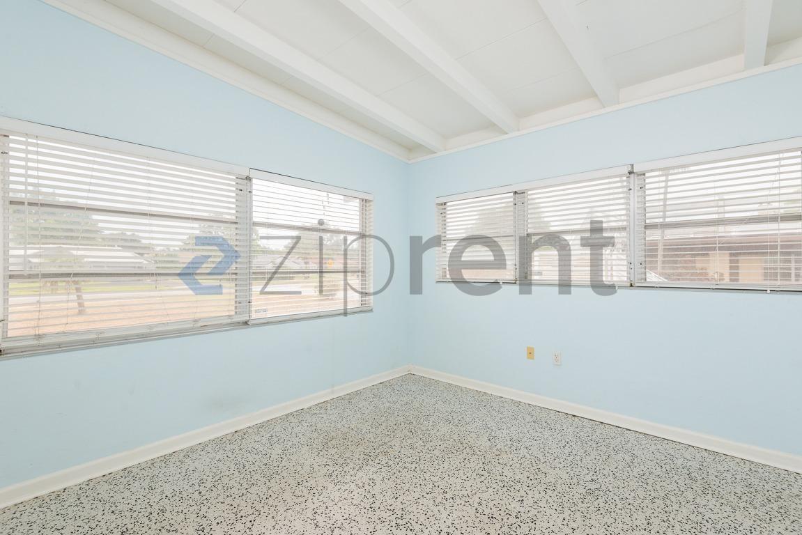 Building Photo - Unit