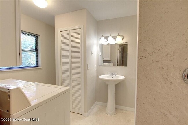 Building Photo - 331 Carmine Dr