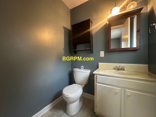Building Photo - 3 BD, 1 1/2 BA, in Jacksonville,