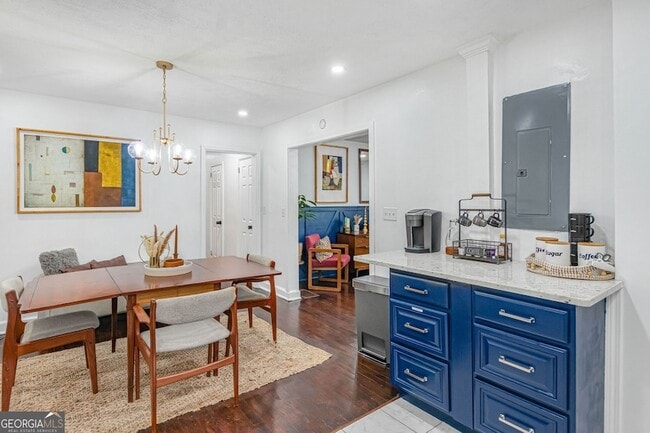 Building Photo - 2100 Cascade Rd