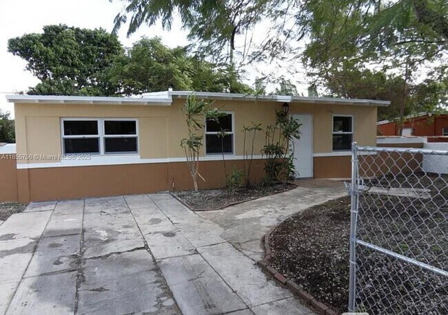 Building Photo - 706 NE 4th Ave