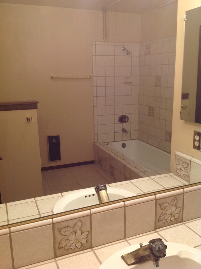 Building Photo - 3 BEDROOM HOME IN SPRING VALLEY LAKE!