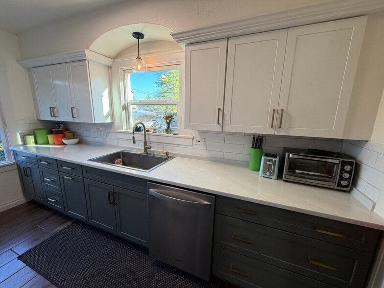 Building Photo - 790 17th St NE