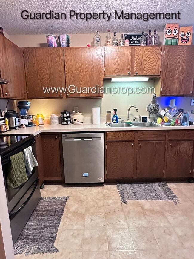 Building Photo - Plymouth Town Home, 1 Car Garage, Dishwasher, In Unit Laundry, Patio, Pool
