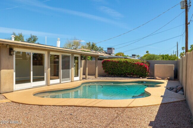 Building Photo - 8643 E Sandalwood Dr