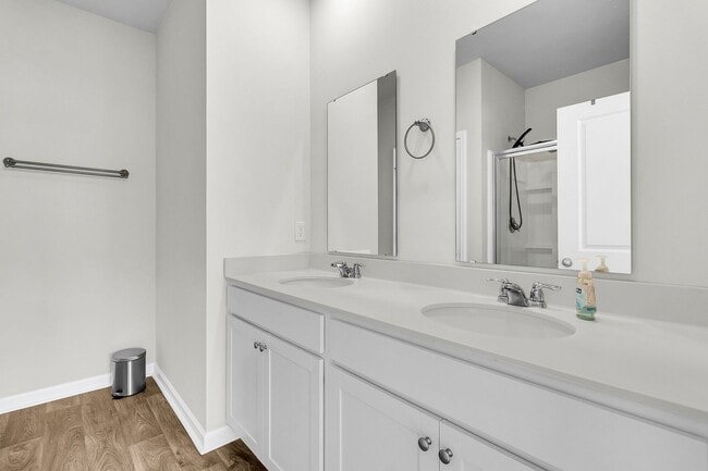 Building Photo - 3 Bedroom 2.5 Bath Located in Pine Hills i...