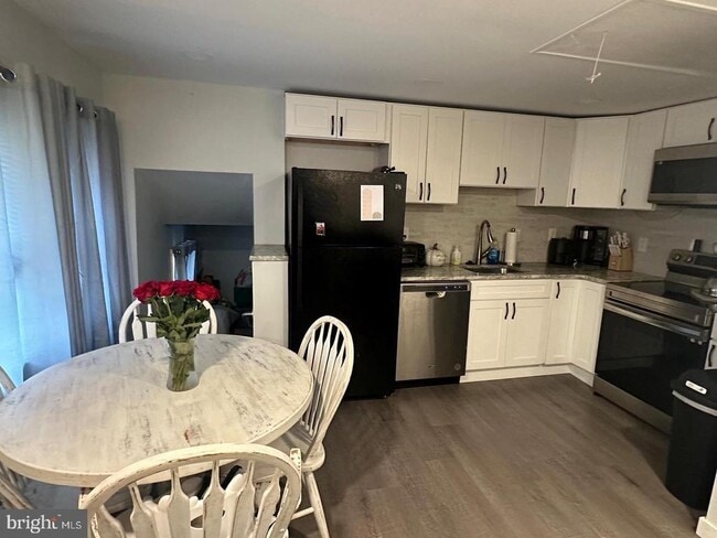 Building Photo - 1054 Avenue B